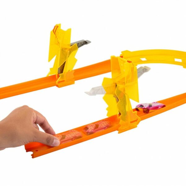 Hot Wheels Track Set With 1 Toy Car, Lightning-themed Track Builder Set - Image 4