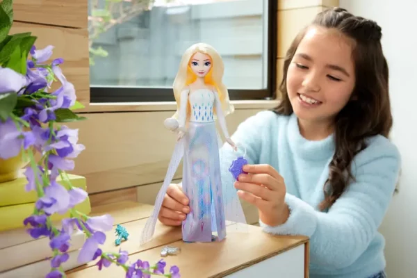 Mattel Disney Frozen Elsa Fashion Doll Set, Spin & Reveal with 11 Surprises Including 5 Accessories, 5 Stickers & Play Scene, Inspired by the Movie - Image 5